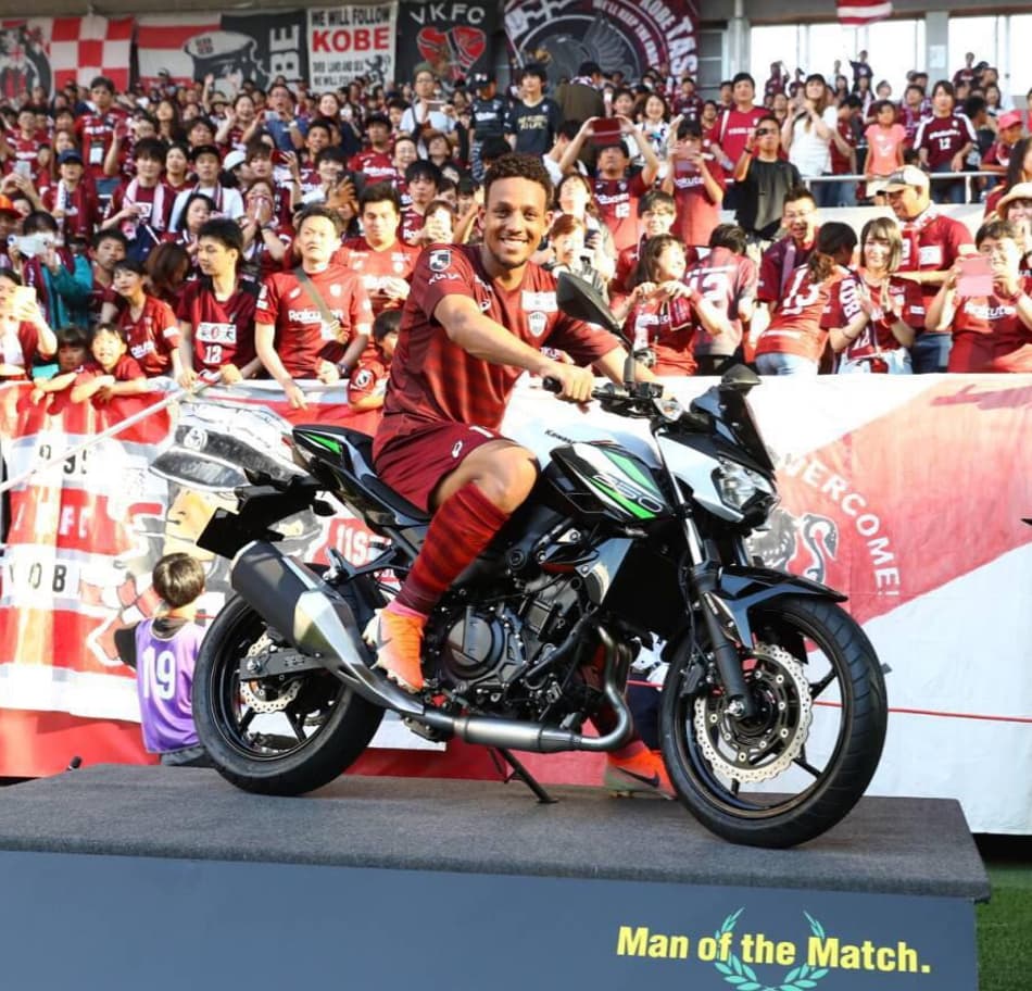 Brasileiro marca dois, ganha moto e ajuda Vissel Kobe a voltar a vencer