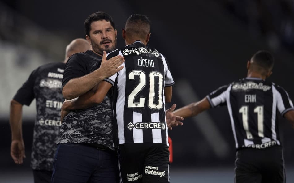 Botafogo recebe o Galo por esperança em título e manutenção de freguesia