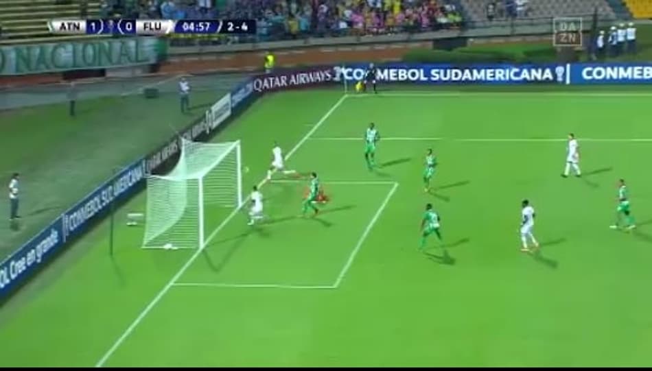 VÍDEO: Inacreditável! Luciano perde gol sem goleiro contra Atlético Nacional
