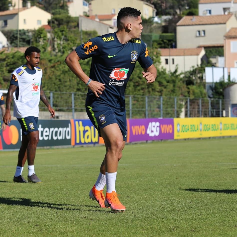 Jardine tem todo elenco à disposição e esboça time para estreia na França