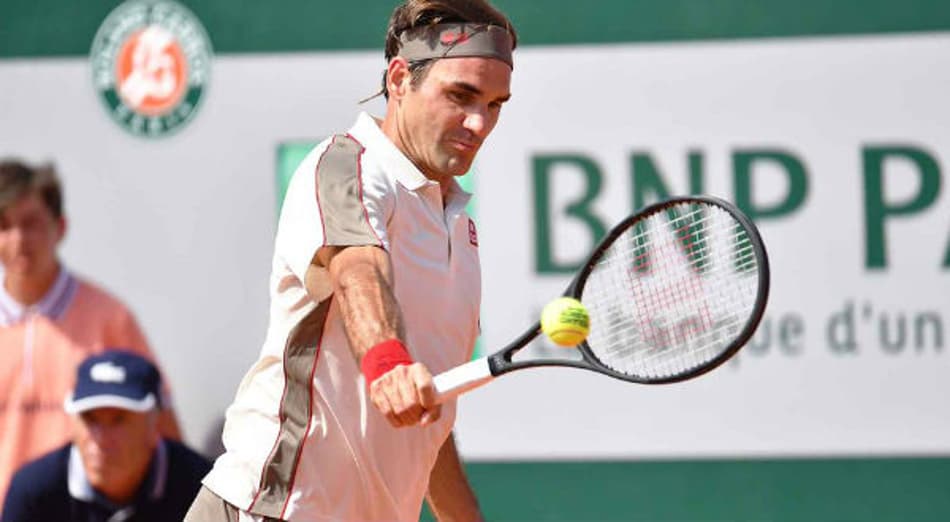 Federer despacha argentino e vai às quartas em Roland Garros