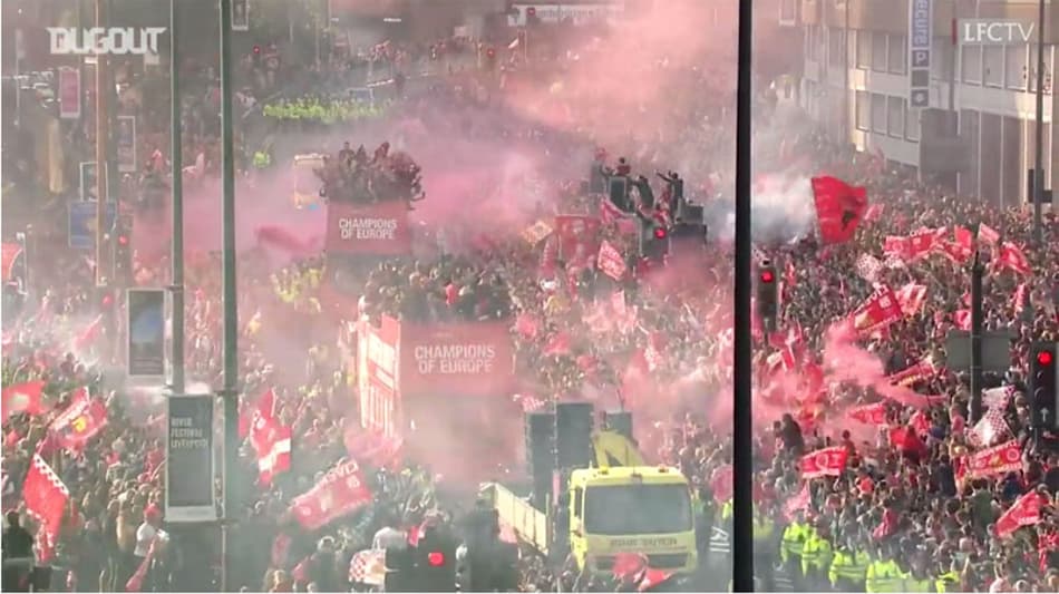 VÍDEO: Veja a impressionante festa do Liverpool nas ruas da cidade
