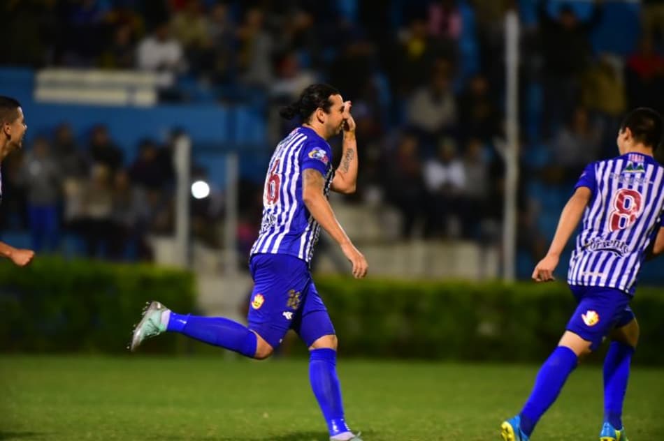 12 de Octubre faz nova vítima e segue 100% na División Intermediaria