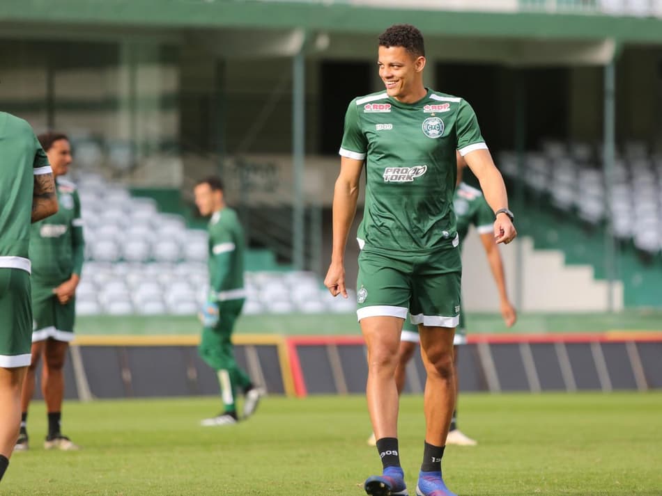 Walisson Maia recorda triunfo contra Paraná em arrancada de 2017