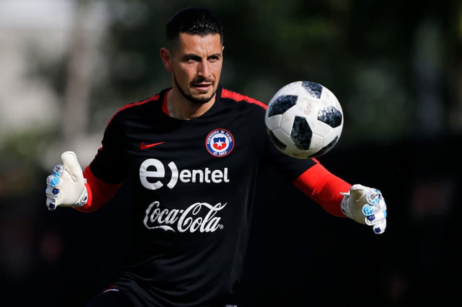 Governo chileno oferece proteção para goleiro Gabriel Arias