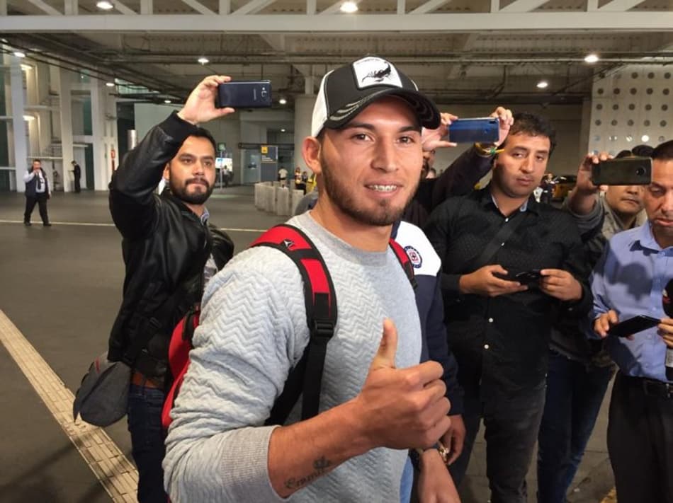 Zagueiro sul-americana desembarca no México para assinar com o Cruz Azul