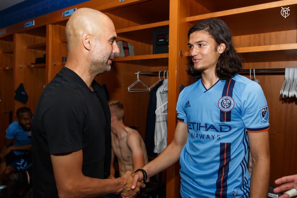 Pep Guardiola assiste jogo da MLS e visita o vestiário do time ganhador