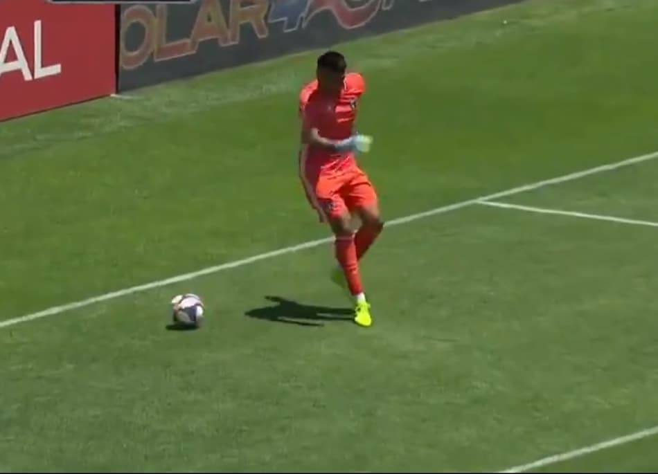 Goleiro na Major League Soccer marca gol incrível… só que contra