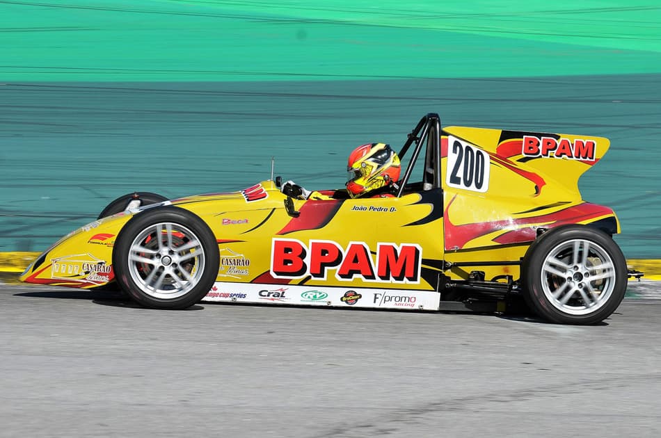 Garoto dá show e vence o GP Niki Lauda de Fórmula Vee em Interlagos