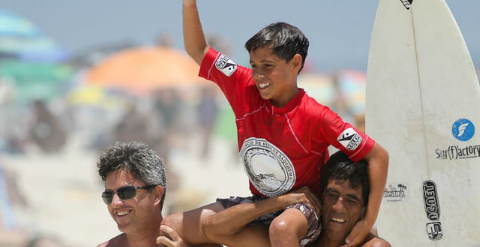 Promessa do surfe, Rickson Falcão, se inspira em Gabriel Medina e busca apoio para disputar etapas do circuito nacional