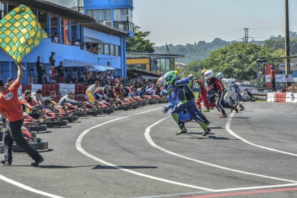 Mais de 100 pilotos disputam corrida de 6 horas de kart indoor no Kartódromo Granja Viana