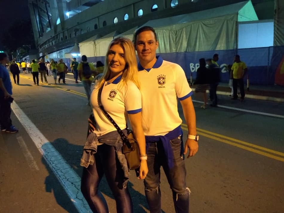 Giovanna Negri e Breno Guimarães destacam a versatilidade da camisa branca.'Dá para usar fora de jogo', dizem