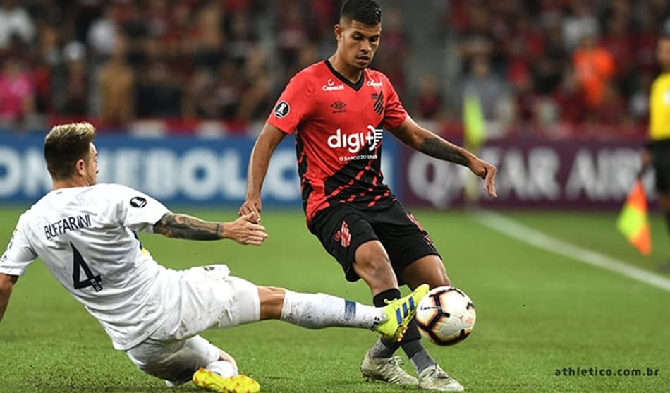 Hoje referência no meio-campo, Bruno Guimarães estreava no profissional há dois anos