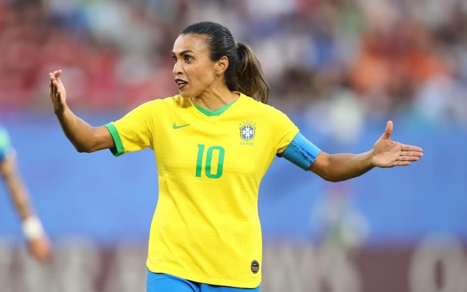 Não é só a Marta: Veja outros atletas que fizeram propaganda em campo
