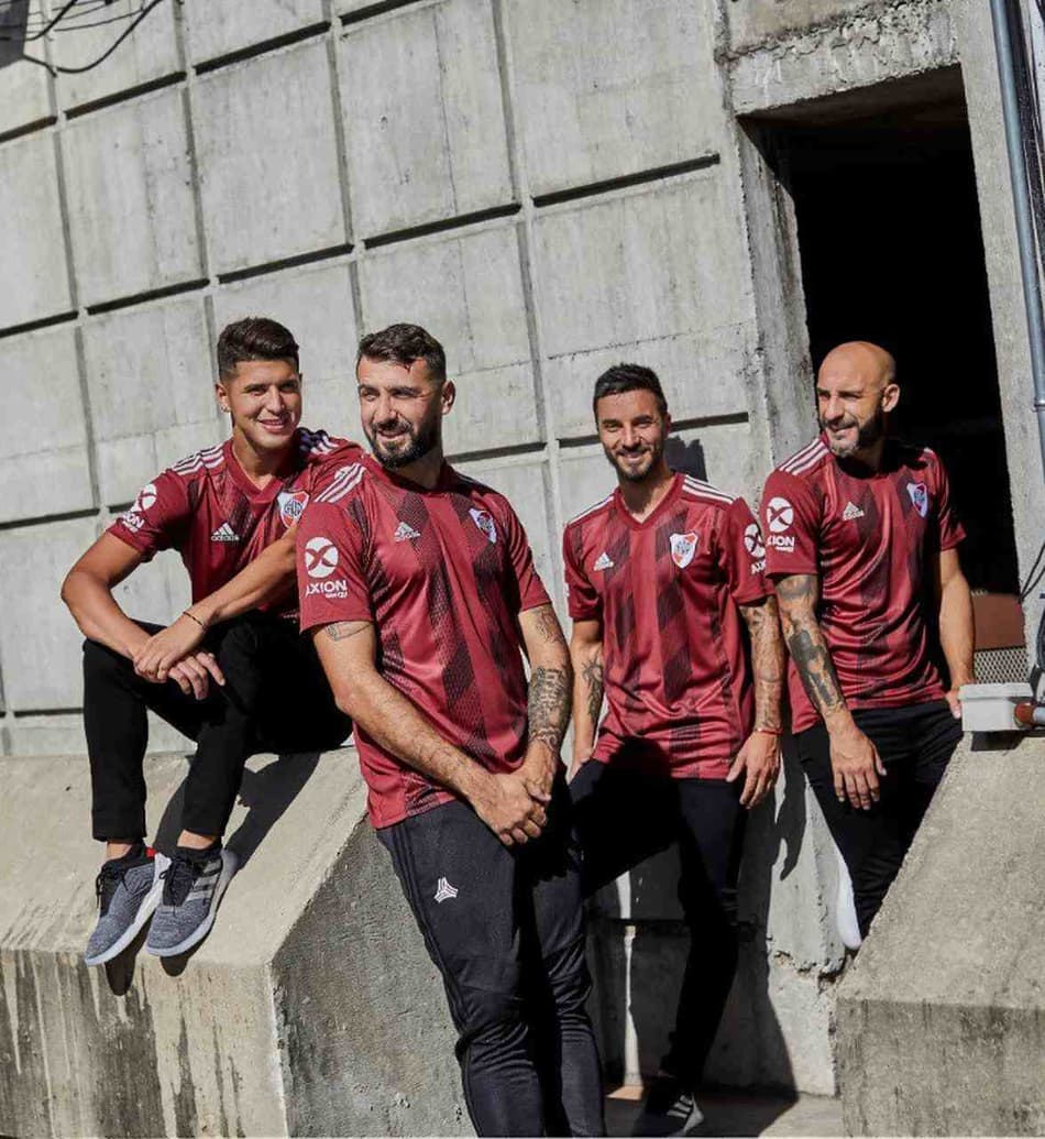 River Plate lança camisa que homenageia os 70 anos de ligação com o Torino