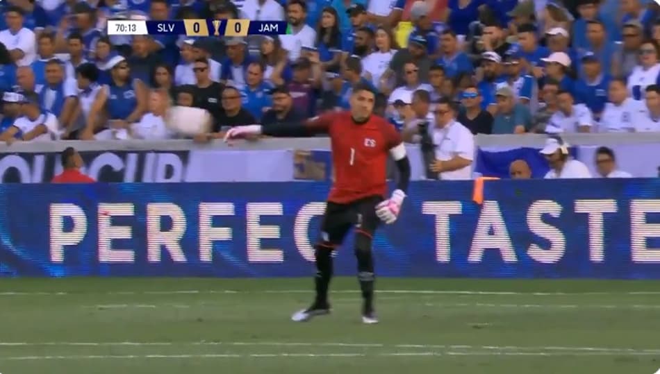 Goleiro faz reposição de bola "bizarra" na Copa Ouro; Veja a cena