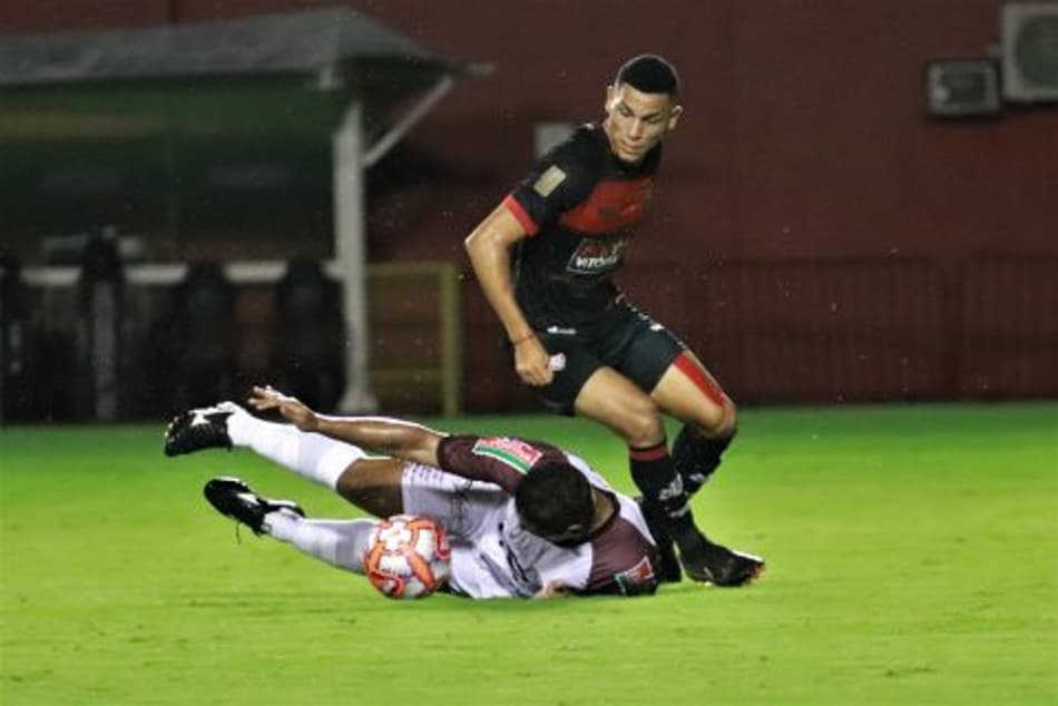 Volante do Vitória é emprestado ao Athletico-PR