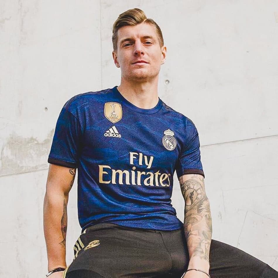 Real Madrid lança novo uniforme 2; camisa faz menção ao apelido ‘Os Galácticos’