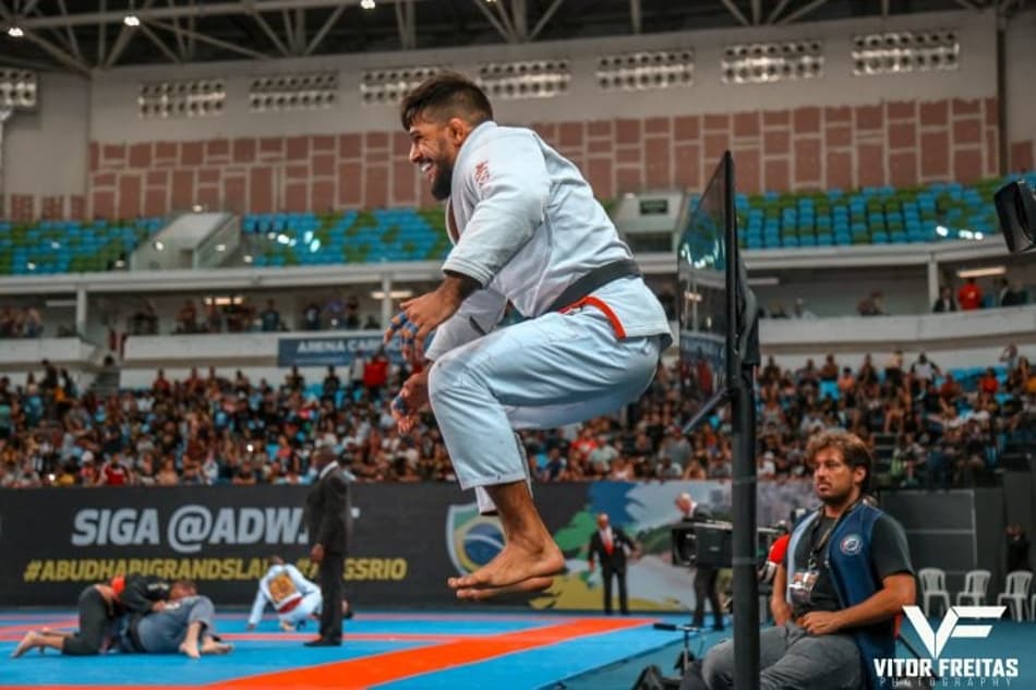 Faixa-preta vibra com sucesso no Jiu-Jitsu e chance de ajudar os pais