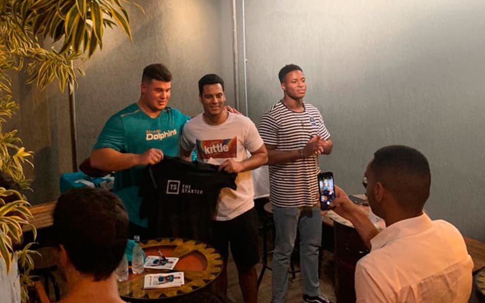 Fãs lotam bar no Rio em noite de autógrafos de jogadores da NFL