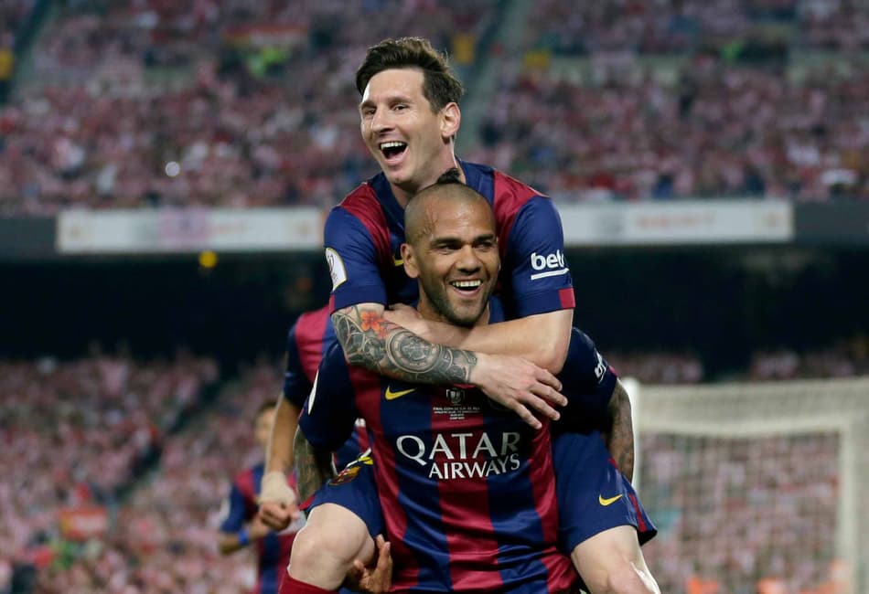 Dani Alves “convoca” Messi de volta no Barcelona e afirma que argentino estaria melhor na Espanha