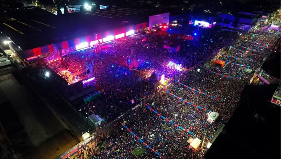 Torcida do San Lorenzo invade as ruas de Buenos Aires e comemora volta ao seu bairro de fundação