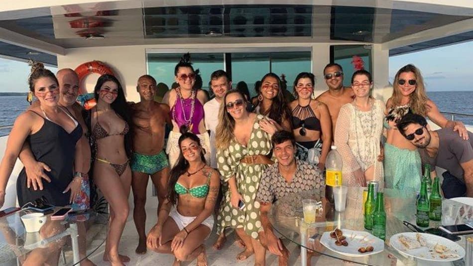 Romário e namorada de 22 anos curtem passeio em Manaus; fotos