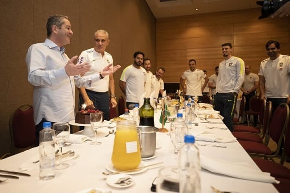 Aniversariante, presidente da CBF almoça com a Seleção e ganha bolo