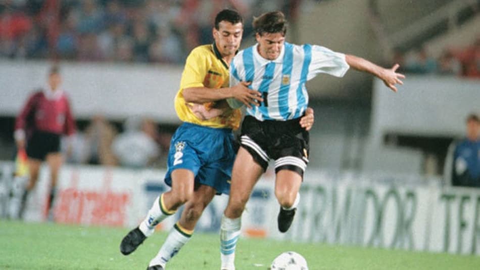 Brasil 2 (4) x (2) 2 Argentina - Copa América 1995 - O primeiro jogo oficial entre Brasil e Argentina após o título de 1993 ocorreu dois anos depois, pelas quartas, no Uruguai. O jogo ficou marcado pelo gol de Túlio ajeitado com a mão. A Seleção passou na decisão por pênaltis. <br>