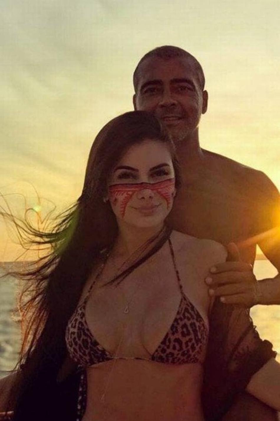 Namorada posta foto com Romário e se declara: ‘Você me ensinou a amar’