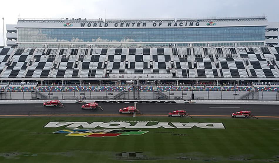 NASCAR: Chuva persistente adia etapa de Daytona para domingo