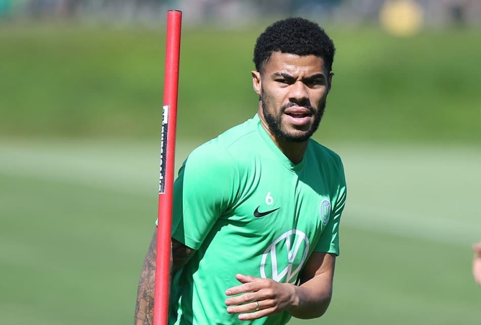 Lateral com passagem pelo Athletico-PR fecha com o Wolfsburg