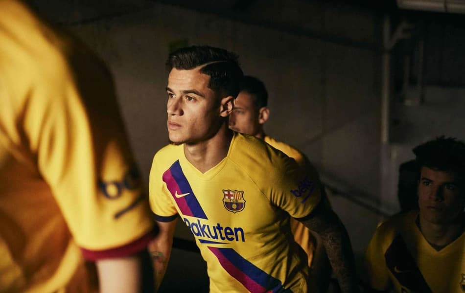 Barcelona lança nova camisa 2; uniforme faz homenagem aos 40 anos de La Masia