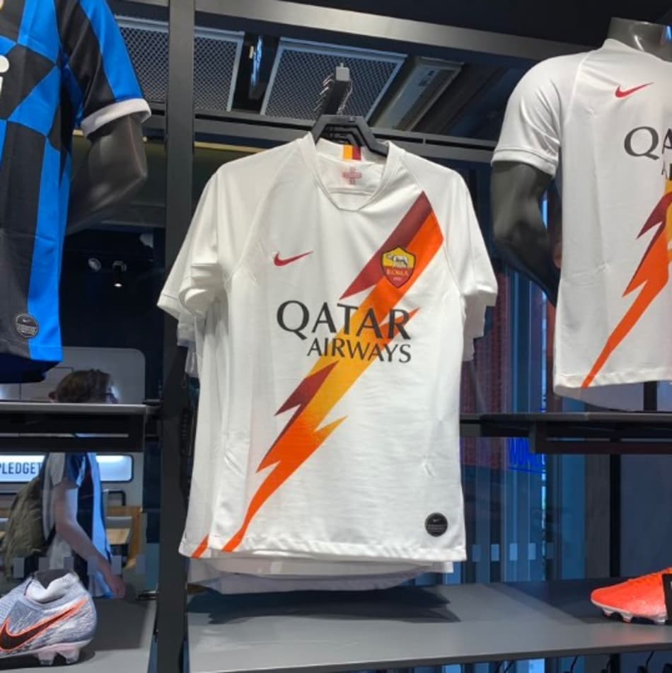Nova camisa 2 da Roma, com relâmpago na frente, é fotografada antes do lançamento