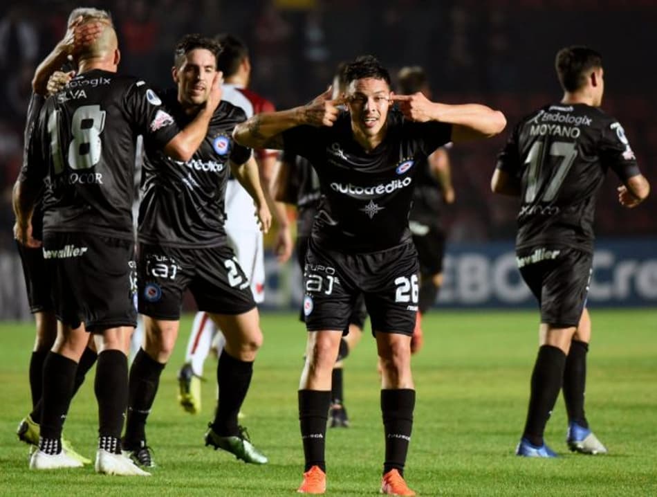 Com ex-Corinthians inspirado, Argentinos Juniors abre vantagem diante do Colón