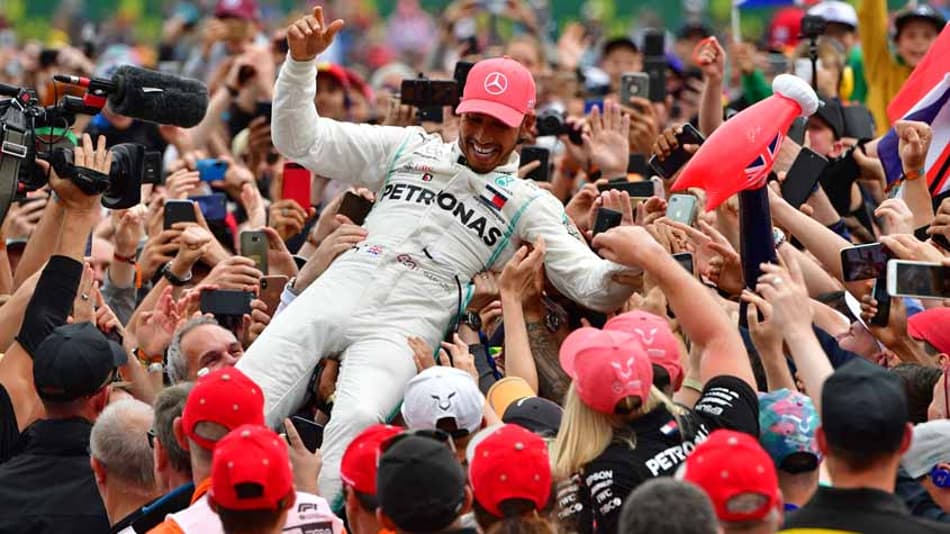 Hamilton afirma que acenar a bandeira do seu país de origem, foi "maior momento único"