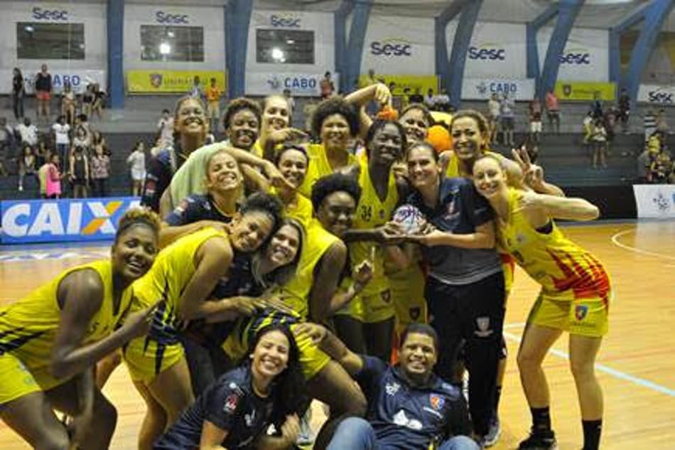 GRINGAS COMANDAM E NASSAU SAI NA FRENTE