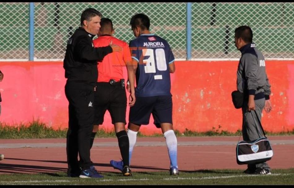 Jogador é obrigado a se retirar de campo devido a erro no uniforme do clube; Entenda