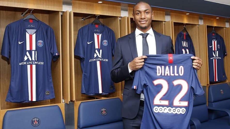PSG anuncia contratação do zagueiro Diallo, ex-Borussia Dortmund