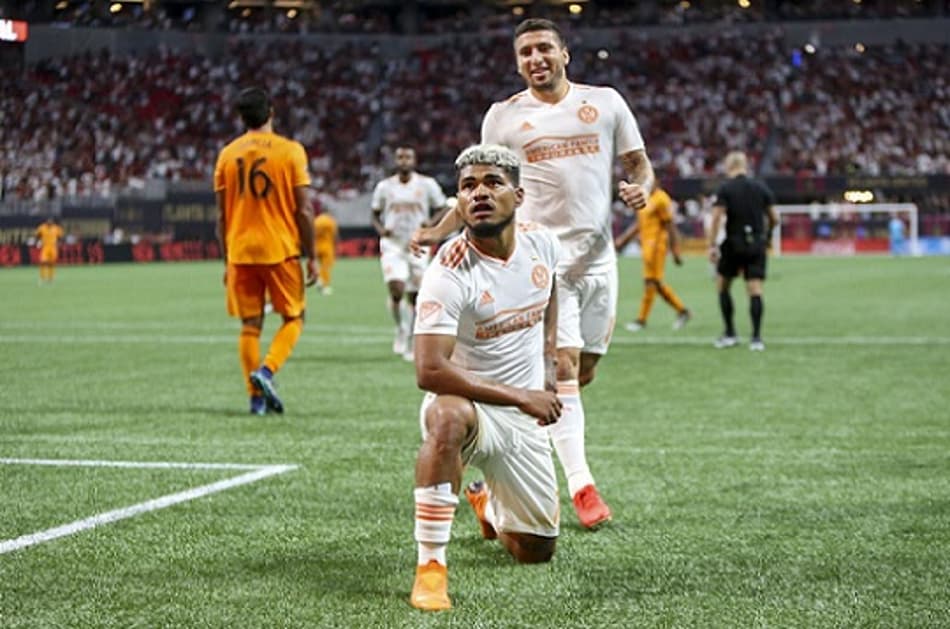 Em goleada na MLS, atacante marca 'desconcertando' defesa adversária