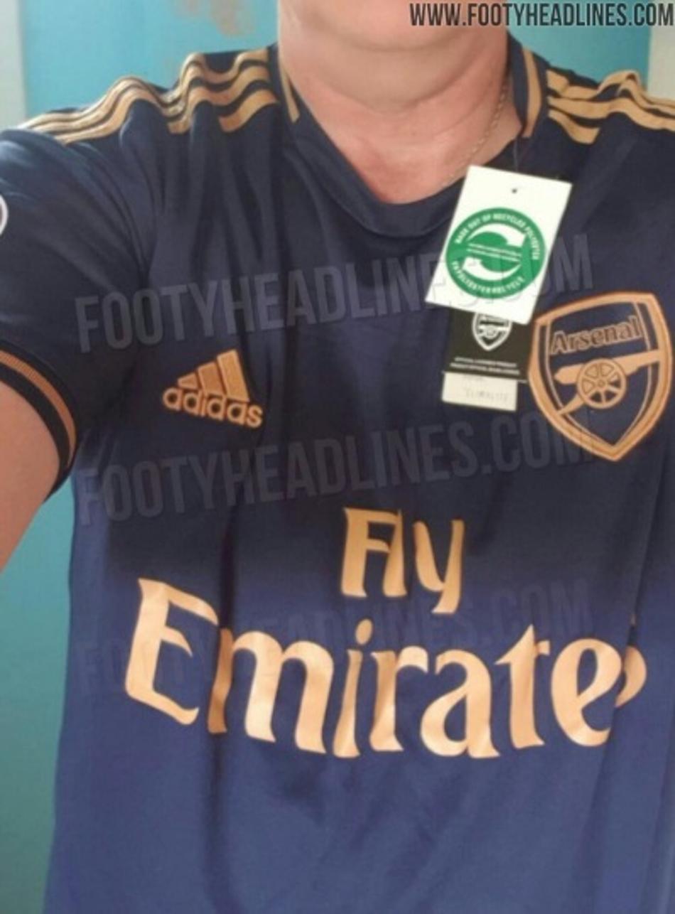 Em azul e dourado: Nova terceira camisa do Arsenal tem foto publicada por site