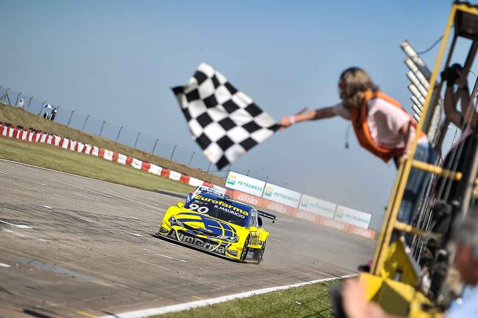 STOCK CAR: Ricardo Maurício vence espetacular corrida 2 em Santa Cruz do Sul