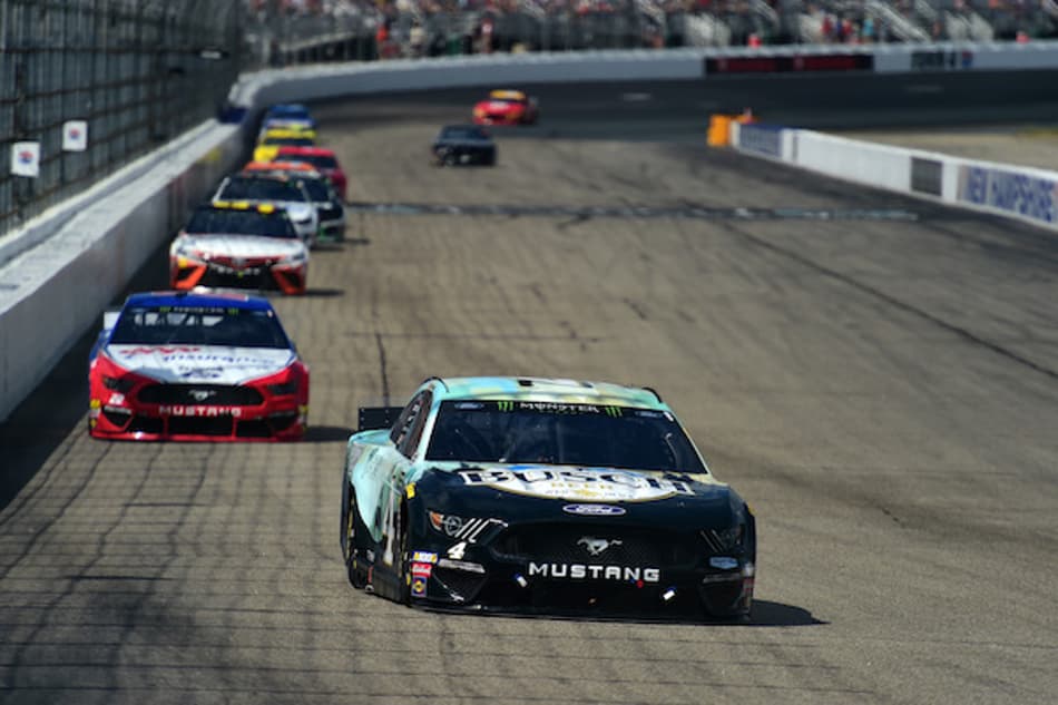 NASCAR: Kevin Harvick vence após superar Denny Hamlin em New Hampshire
