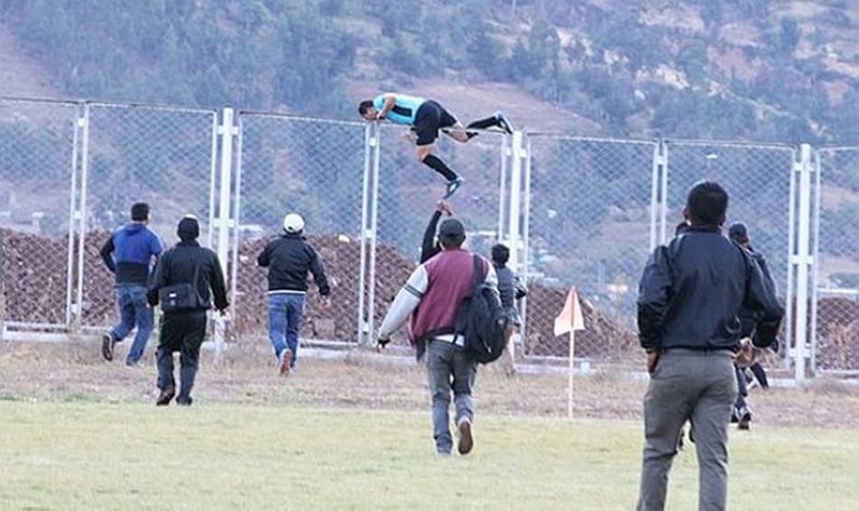 Árbitro pula alambrado de estádio para evitar linchamento; Assista