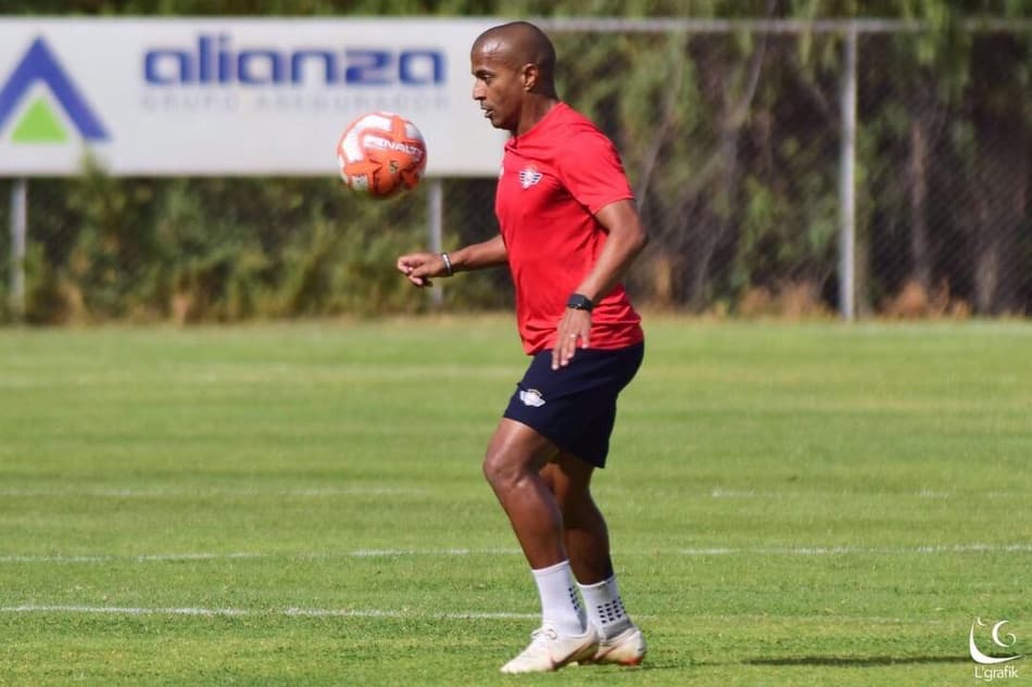 Emocionado, Serginho se despede do Jorge Wilstermann