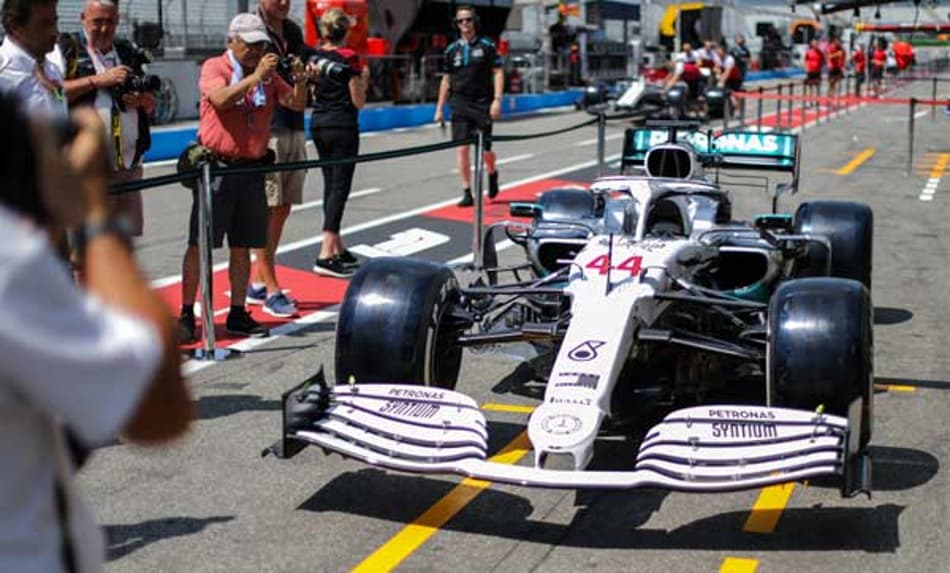 Wolff não está preocupado com problemas de refrigeração, mas com Ferrari “muito forte”