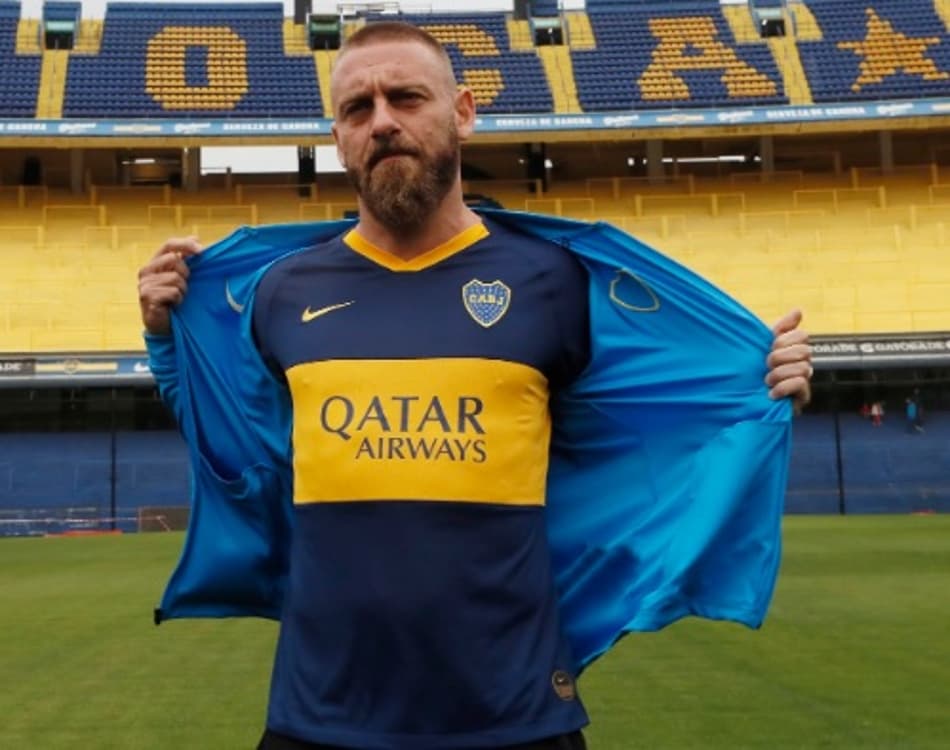 No gramado da La Bombonera, De Rossi é apresentado como novo reforço do Boca Juniors