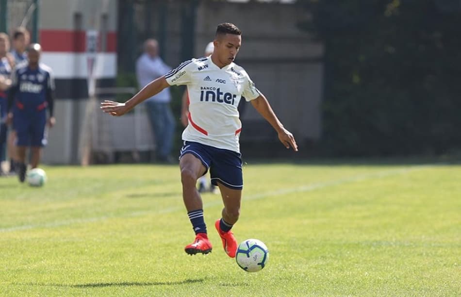 Titular no São Paulo, Igor Vinícius exalta melhora e analisa Fluminense