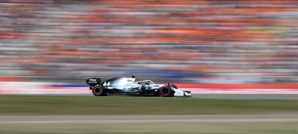 Hamilton diz que Mercedes está na disputa apesar da diferença para Ferrari