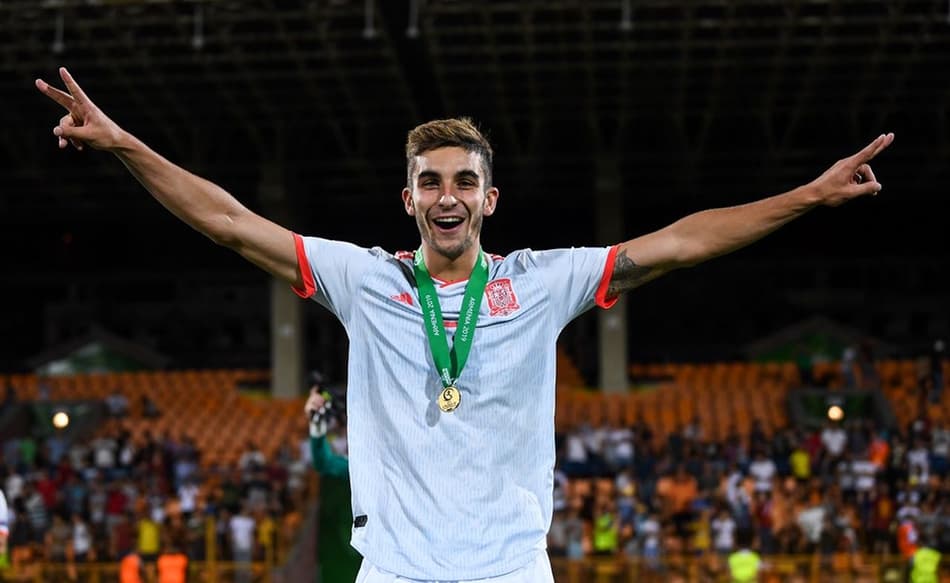 Ferran Torres marcou os dois gols da Espanha na final da Eurocopa Sub-19